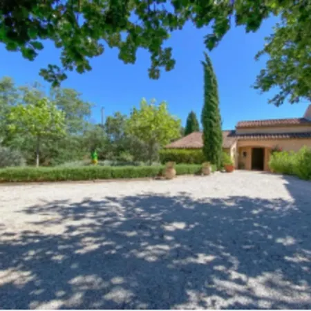 Spacious House With Wi Fi And Swimming Pool 펜션