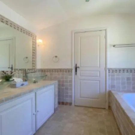 Spacious House With Wi Fi And Swimming Pool *