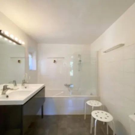 Spacious House With Wi Fi And Swimming Pool 펜션 *
